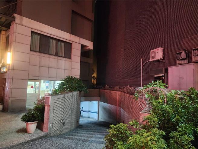 台中市北区英士路某2栋社区中间通道20日晚间8点多惊见女尸，警方初步调查，死者是30岁黄姓女子，未有明显外伤，其母曾于上周报案失踪，警方将调阅监视器厘清生前踪影。（民眾提供／潘虹恩台中传真）