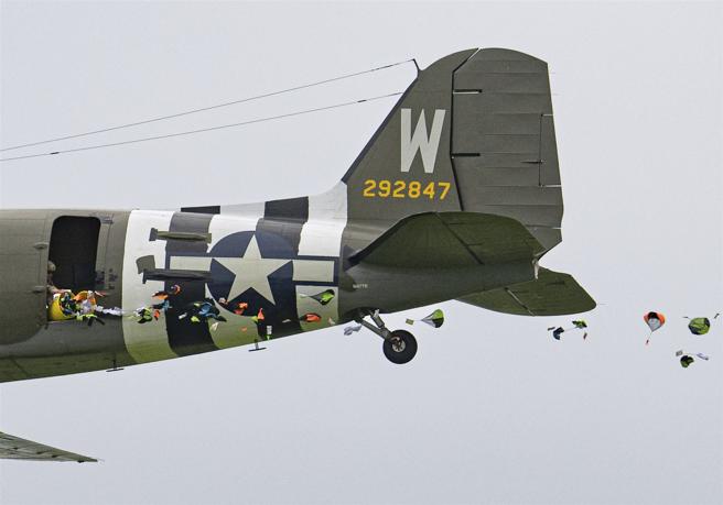 活动也重演当年「糖果轰炸机」，空投装满了糖果与巧克力的小型降落伞。（达志影像／美联社）