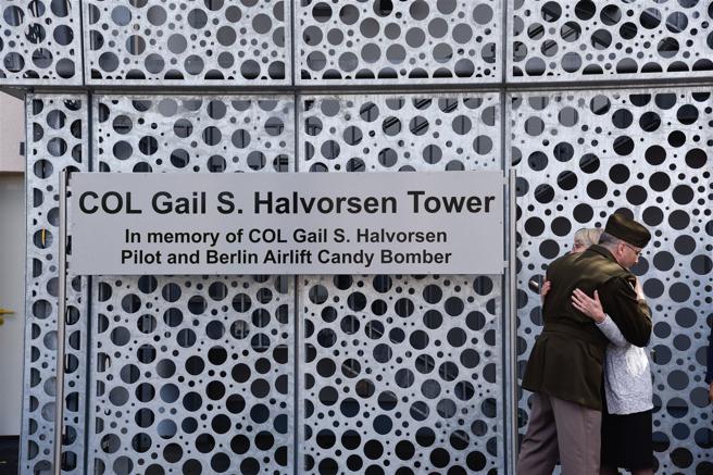以美国空军退役上校哈佛尔森为名的航管塔，正式对外公开，其女儿（右）也亲自到场。（取自DVIDS网站）