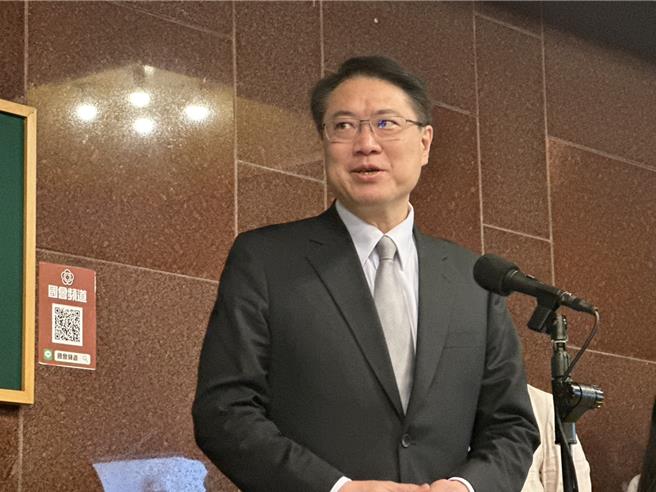 民進黨秘書長林右昌到立法院黨團為立委加油。（楊亞璇攝）