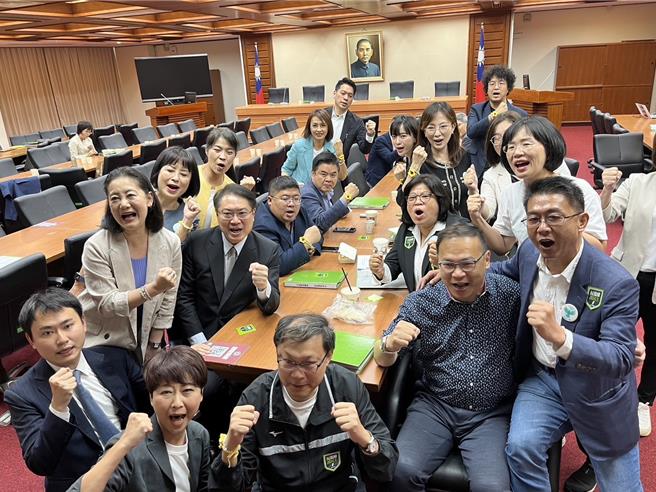 民進黨秘書長林右昌到立法院黨團為立委加油。（民進黨提供／楊亞璇台北傳真）