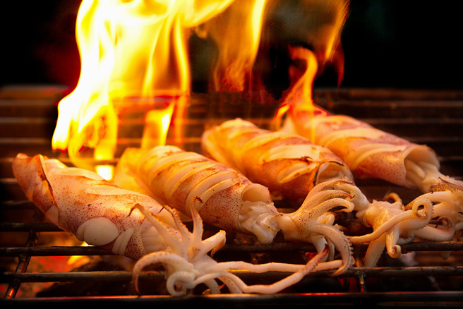 男子烤魷魚時倒酒精助燃，不料卻引發火焰噴射，害女童瞬間被烈焰灼傷。(圖:shutterstock/達志)