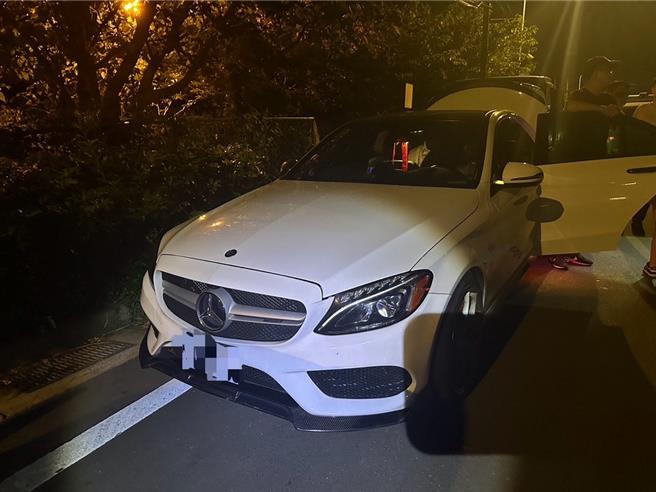 桃园市杨梅分局草湳派出所所长张杰凯及警员林子森日前巡逻时以「AI巡防系统」发现一辆汽车疑似悬挂变造车牌，经员警埋伏守候便将车辆使用人李姓男子查缉到案，除遭没入偽造车牌外，将以偽造文书送办。（翻摄照片）