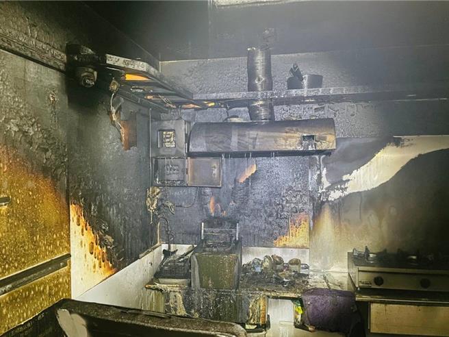 2024年6月21日澎湖县／澎湖海口峰集团食安问题还在调查，旗下粥师傅厨房突窜火，将待顶让的厨房稍成一片焦黑。（警消提供／许逸民澎湖传真）