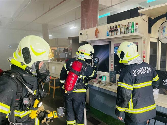 2024年6月21日澎湖县／澎湖海口峰集团食安问题还在调查，旗下粥师傅厨房突窜火，图为警消使用红外线热显像仪确认火点。（警消提供／许逸民澎湖传真）