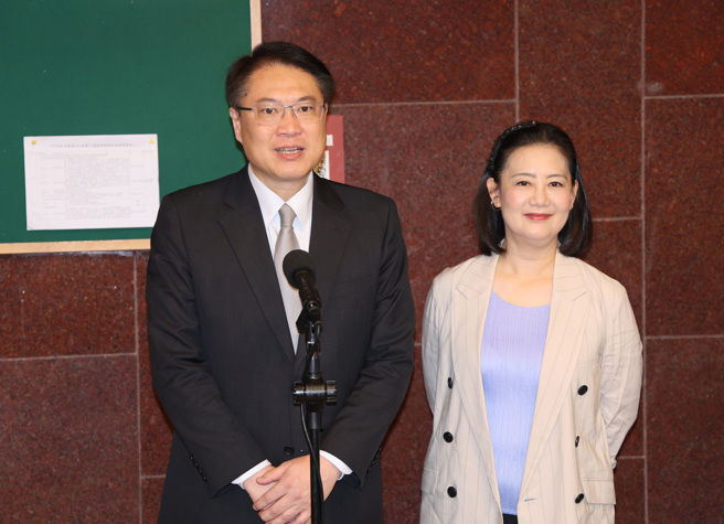 立法院21日院會處理國會改革案行政院所提覆議案，民進黨祕書長林右昌（左）出席黨團大會為黨籍立委加油打氣。（姚志平攝）