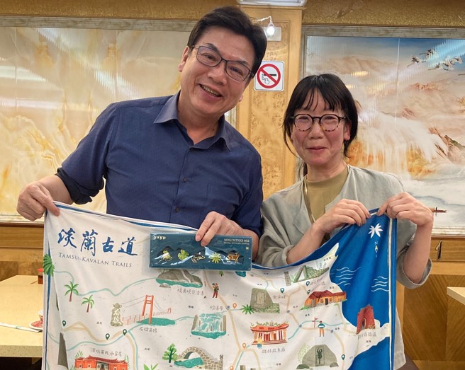 刘和然副市长在交流间也致赠京都市代表Sayoko Matsumoto代表北台湾百年步道的淡兰古道徽。照片/新北市政府提供