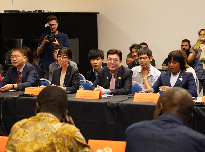 刘和然积极听取其他城市推动净零永续经验。照片/新北市政府提供