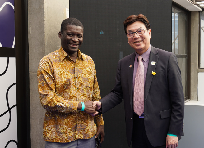 刘和然于ICLEI理事会与莫三比克市长交流城市因应气候变迁的城市调适作为。照片/新北市政府提供