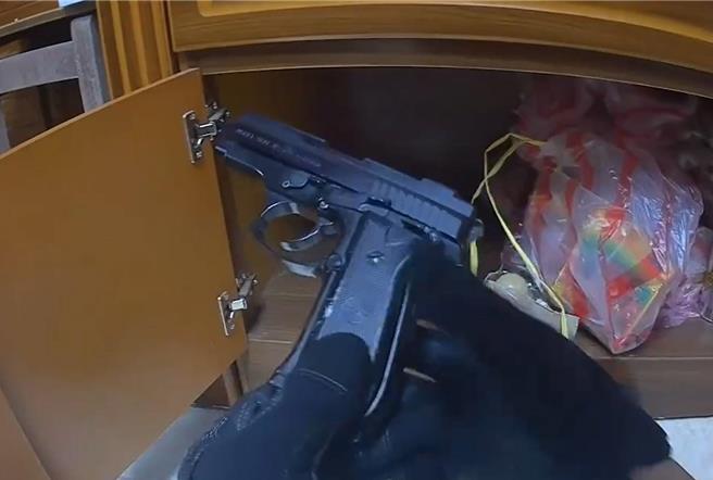 警方在神明桌下查获改造手枪及子弹等赃证物。(翻摄照片／林郁平台北传真）