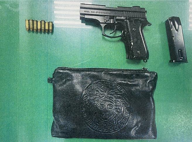 警方在神明桌下查获改造手枪及子弹等赃证物。(翻摄照片／林郁平台北传真）