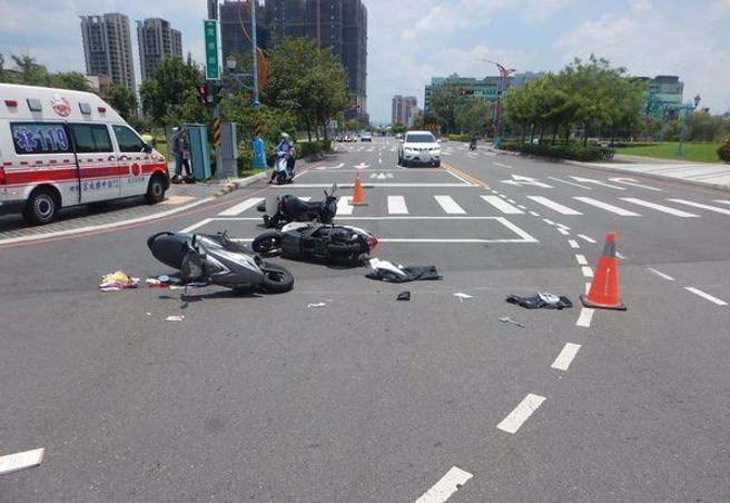 白色轿车撞分隔岛后「720度倒车高速绕圈」，连扫翻4机车。(戴志扬翻摄)