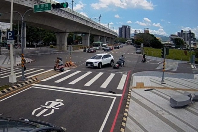 白色轿车撞分隔岛后「720度倒车高速绕圈」，连扫翻4机车。(戴志扬翻摄)