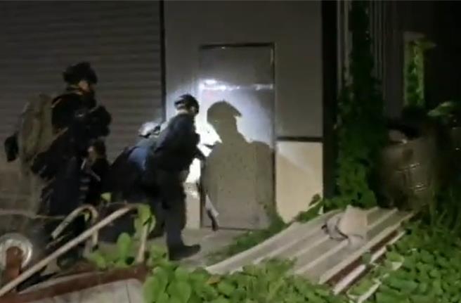 警方攻坚诈团据点。（翻摄照片／洪靖宜高雄传真）