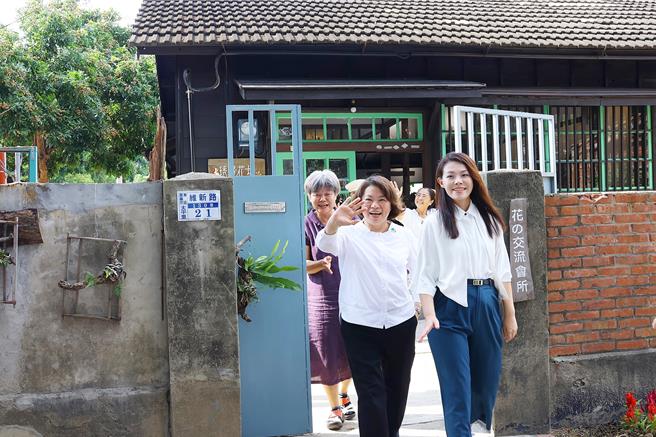 嘉義市長黃敏惠與新竹市長高虹安參訪嘉義舊監宿舍群。（嘉市府提供／廖素慧嘉市傳真）
