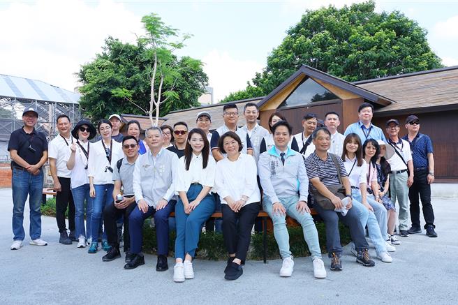 嘉義市與新竹市是姊妹市，新竹市府團隊來嘉義市參訪與嘉市府團隊相見歡。（嘉市府提供／廖素慧嘉市傳真）