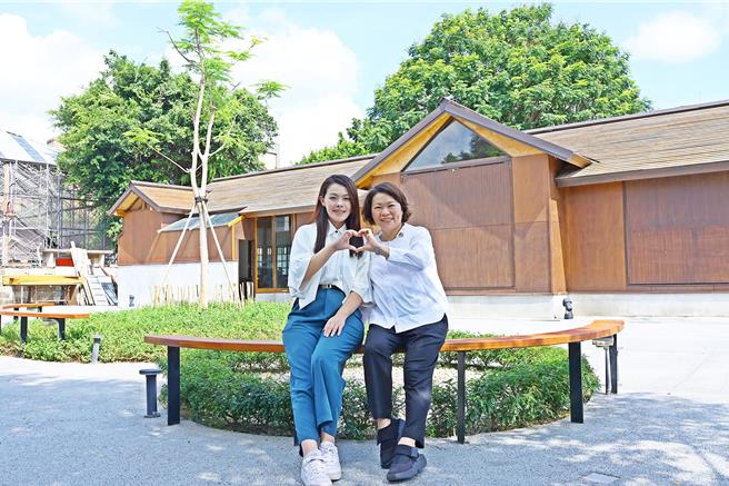 嘉義市黃敏惠與新竹市長高虹安熱情互動。（嘉市府提供／廖素慧嘉市傳真）