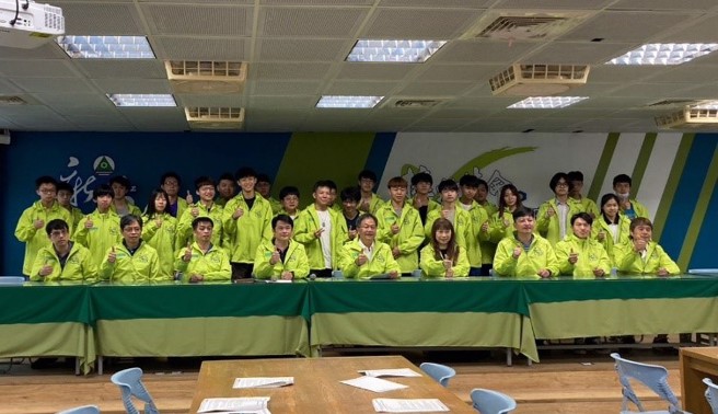 新北高工校友会战袍捐赠仪式。（图／新北市政府教育局提供）