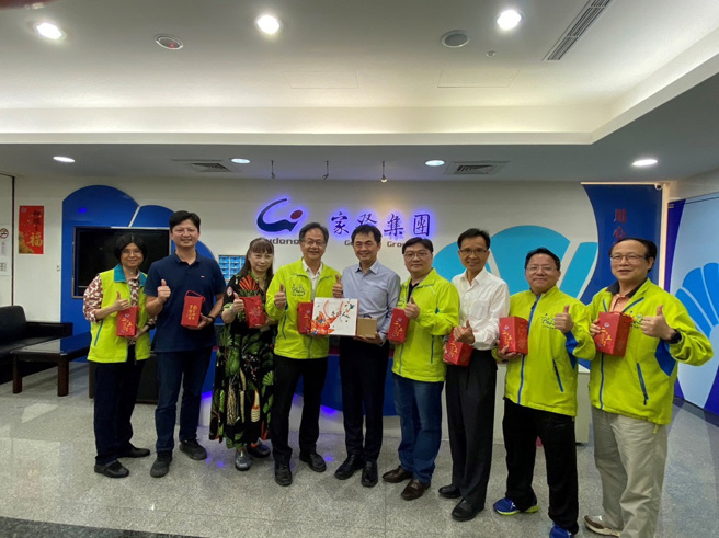 家登集团邱铭乾董事长(中)与新北高工林清南校长(左四)、同仁及校友会理事长合影。（图／新北市政府教育局提供）