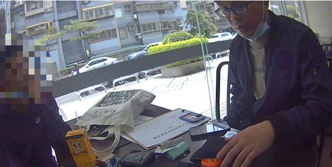 警方在面交时，将苏姓车手当场逮捕。(翻摄照片／林郁平台北传真）