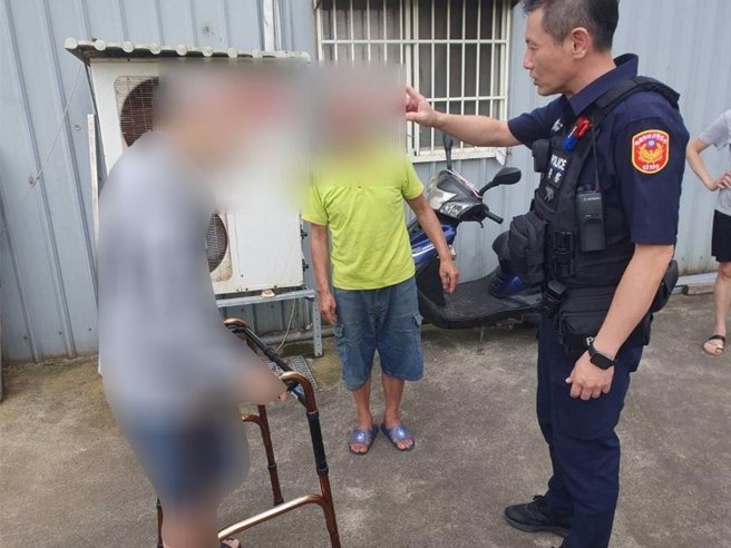 芦竹警分局大竹派出所员警协助失智老翁返家。（芦竹警分局提供）