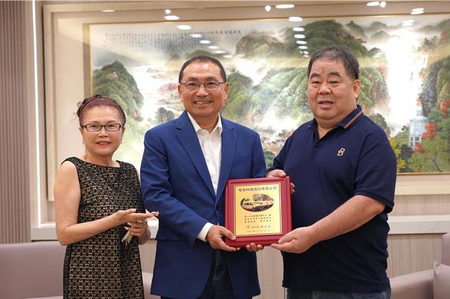 智英科技董事长林宴临（右1）偕妻陈惠英（左1）再捐2辆復康巴士给新北市，由新北市长侯友宜（中）代表受赠并回赠感谢牌。（新北市社会局提供）