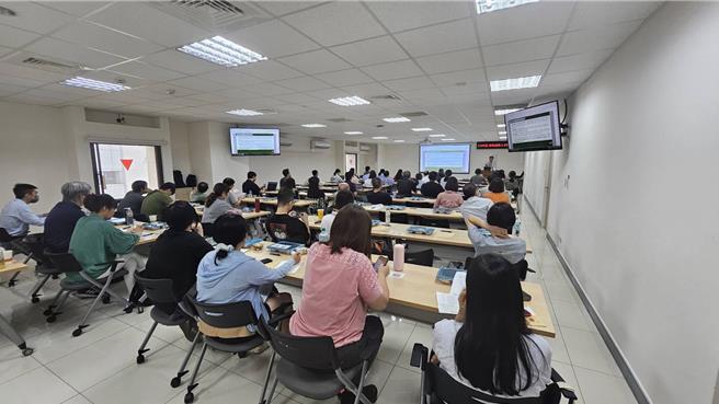 經濟部產業園區管理局於21日舉辦綠色趨勢人才訓練，期待能加速企業在綠色轉型上的步伐，為實現循環經濟和永續發展做出貢獻。（園管局提供／洪浩軒高雄傳真）