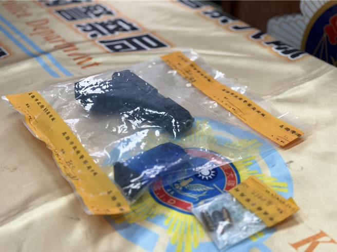 警方扣槍及子彈。 （翻攝照片／洪靖宜高雄傳真）