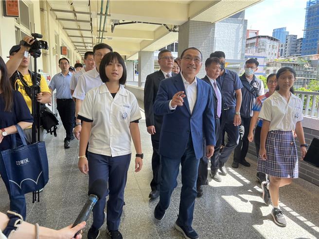 新北市长侯友宜参观忠孝国中改建后的新校舍。（王扬杰摄）