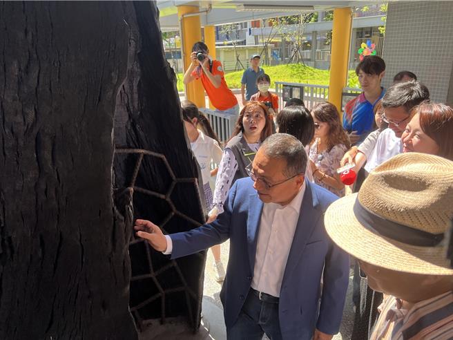 新北市长侯友宜参观千年古木「神代木」。（王扬杰摄）