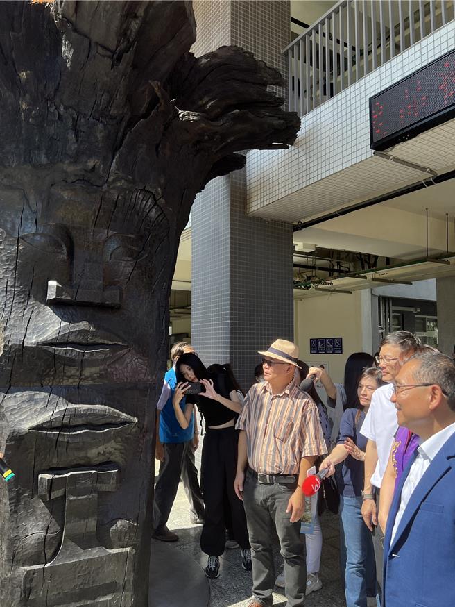 新北市长侯友宜参观千年古木「神代木」。（王扬杰摄）