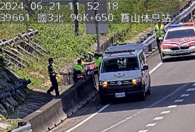 一名男子不明原因从国道宝山路段上方陆桥坠落，警方获报后转报119前往救援。（撷自1968APP／邱立雅竹县传真）