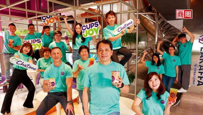 角由6个人创立，核心是王耀辉及王丽玉，他们是夫妻创业成功的范例。六角创办人兼董事长王耀辉（前排中间）、共同创办人王丽玉（前排右1）。(摄影者．骆裕隆)