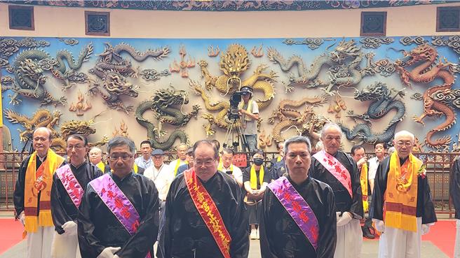 「2024（甲辰年）兩岸共祭人文始祖伏羲典禮」6月21日在新北市三重先嗇宮盛大舉行。由先嗇宮董事長，同時也是前中國國民黨祕書長李乾龍擔任主祭官。（陳柏廷攝）