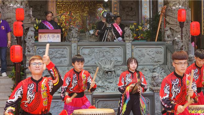 兩岸共祭人文始祖伏羲典禮21日舉行。開場由三重先嗇宮鼓藝陣及舞獅群帶來精彩表演。 （陳柏廷攝）