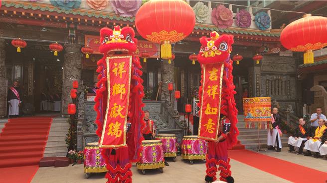 兩岸共祭人文始祖伏羲典禮21日舉行。開場由三重先嗇宮鼓藝陣及舞獅群帶來精彩表演。 （陳柏廷攝）