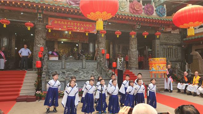 兩岸共祭人文始祖伏羲典禮21日舉行。新北市三重區興穀國小幼兒班演唱中華伏羲謠。