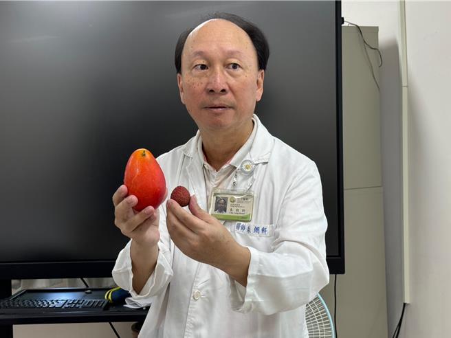 台中20岁男大生去年中发现自己右侧睪丸比左侧大，直到今年初大到连穿垮裤都藏不住才就医。台中医院泌尿科主任朱朗轩21日以芒果与荔枝比拟患者情形指出，患者右睪竟大到直径约9公分，已经是正常睪丸的3倍，罹患好发于青少年的精细胞与非精细胞混合型的睪丸癌。（潘虹恩摄）