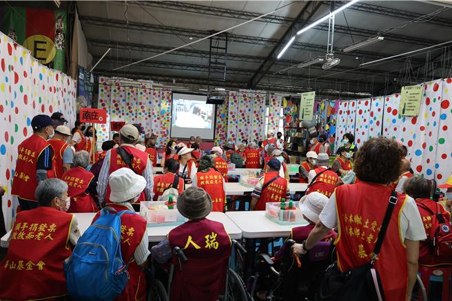 華山基金會21日安排苗栗全縣孤老到汽水工廠玩童玩闖關趣，喚起兒時舊回憶。（謝明俊攝）