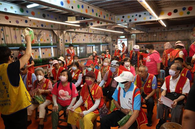 華山基金會21日安排苗栗全縣孤老到汽水工廠玩童玩闖關趣，喚起兒時舊回憶。（謝明俊攝）
