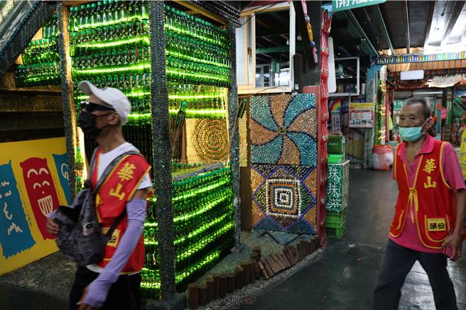 華山基金會21日安排苗栗全縣孤老到汽水工廠玩童玩闖關趣，喚起兒時舊回憶。（謝明俊攝）