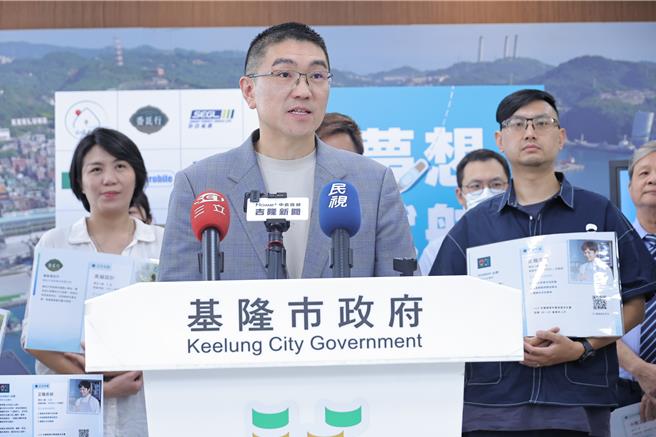 基市府推出青年实习与企业媒合徵才活动，基隆市长谢国梁（中）及多家企业21日出席宣传记者会。谢国梁表示，为留住基隆优秀人才，市府将持续打造更优质就业环境。（基隆市政府提供／徐佑升基隆传真）