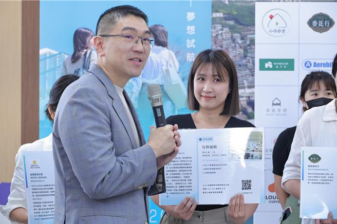 基市府推出青年实习与企业媒合徵才活动，基隆市长谢国梁（左）及多家企业21日出席宣传记者会。谢国梁表示，为留住基隆优秀人才，市府将持续打造更优质就业环境。（基隆市政府提供／徐佑升基隆传真）