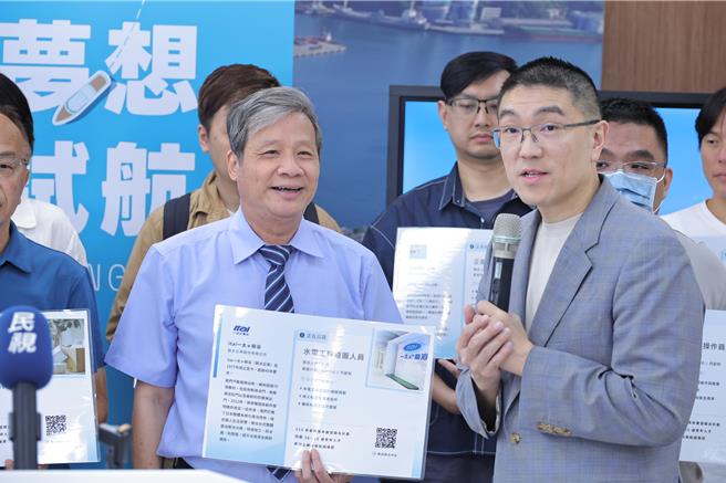 基市府推出青年实习与企业媒合徵才活动，基隆市长谢国梁（右）及多家企业21日出席宣传记者会。谢国梁表示，为留住基隆优秀人才，市府将持续打造更优质就业环境。（基隆市政府提供／徐佑升基隆传真）