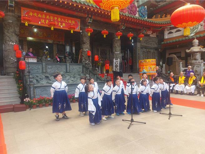 「2024兩岸共祭人文始祖伏羲典禮」21日在新北市三重先嗇宮盛大舉行，興榖國小附幼學童演唱。（張鎧乙攝）