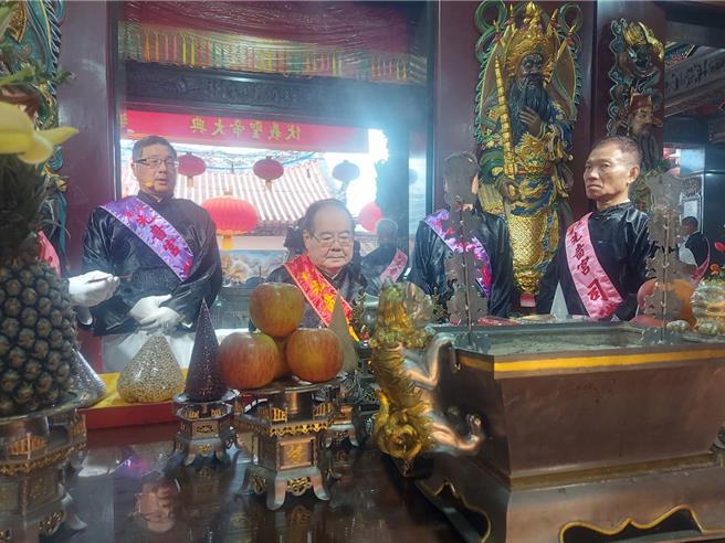 「2024兩岸共祭人文始祖伏羲典禮」6月21日在新北市三重先嗇宮盛大舉行。由先嗇宮董事長，同時也是前中國國民黨祕書長李乾龍（前排中）擔任主祭官。（張鎧乙攝）