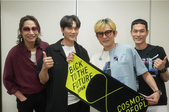 宇宙人日前到東京開唱，創作才子Suga Shikao到場力挺。（相信音樂提供）