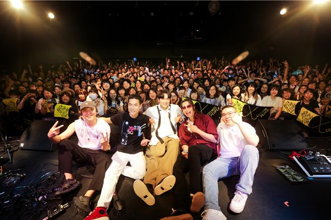 宇宙人日前到東京開唱，創作才子Suga Shikao到場力挺。（相信音樂提供）