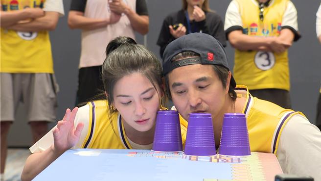 许蓝方（左）、王少伟亲密贴脸。（台视提供）