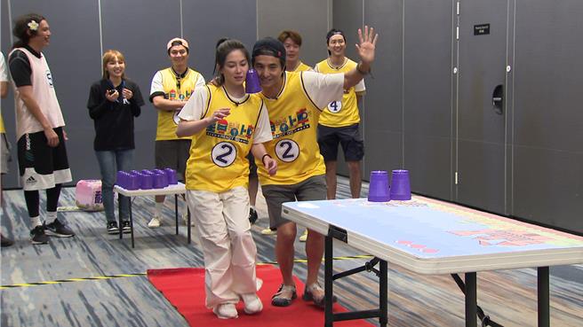 许蓝方（左）、王少伟展现绝佳默契。（台视提供）